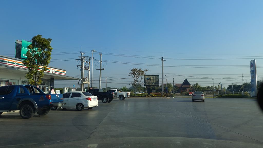 ภาพถนนตรงที่ McOutlet ตั้งอยู่ ถ่ายโดย jrcarlsen พ.ศ. 2562 (2019) · A street-level view of where McOutlet stands, by jrcarlsen in 2562 (2019)