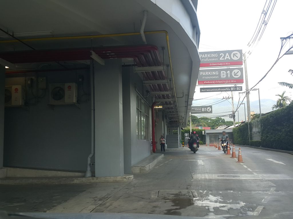 ภาพถนนตรงที่ H&M ตั้งอยู่ ถ่ายโดย jrcarlsen พ.ศ. 2558 (2015) · A street-level view of where H&M stands, by jrcarlsen in 2558 (2015)