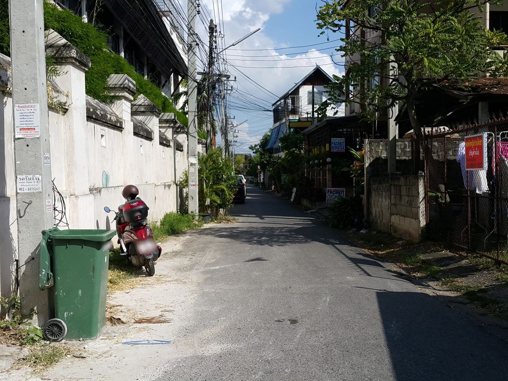 ภาพถนนตรงที่ ที่จอดรถ · ใกล้ประตูสวนดอก 250 ม. ตั้งอยู่ ถ่ายโดย jrcarlsen พ.ศ. 2558 (2015) · A street-level view of where Parking · 250 m from Suan Dok Gate stands, by jrcarlsen in 2558 (2015)