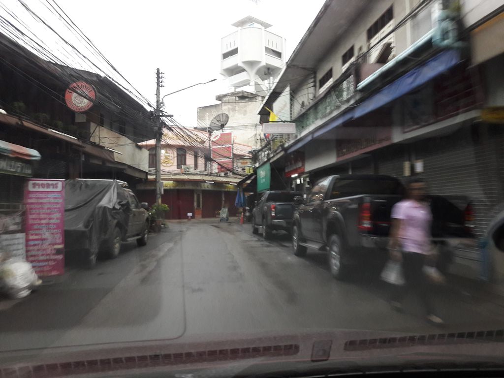 ภาพถนนตรงที่ Fancy Fabric ตั้งอยู่ ถ่ายโดย ratchaphat พ.ศ. 2561 (2018) · A street-level view of where Fancy Fabric stands, by ratchaphat in 2561 (2018)