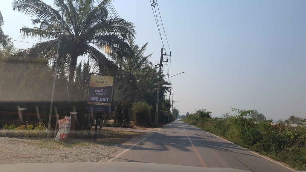 ภาพถนนตรงที่ ที่จอดรถ · ย่านสารภี ตั้งอยู่ ถ่ายโดย jrcarlsen พ.ศ. 2566 (2023) · A street-level view of where Parking · Saraphi stands, by jrcarlsen in 2566 (2023)