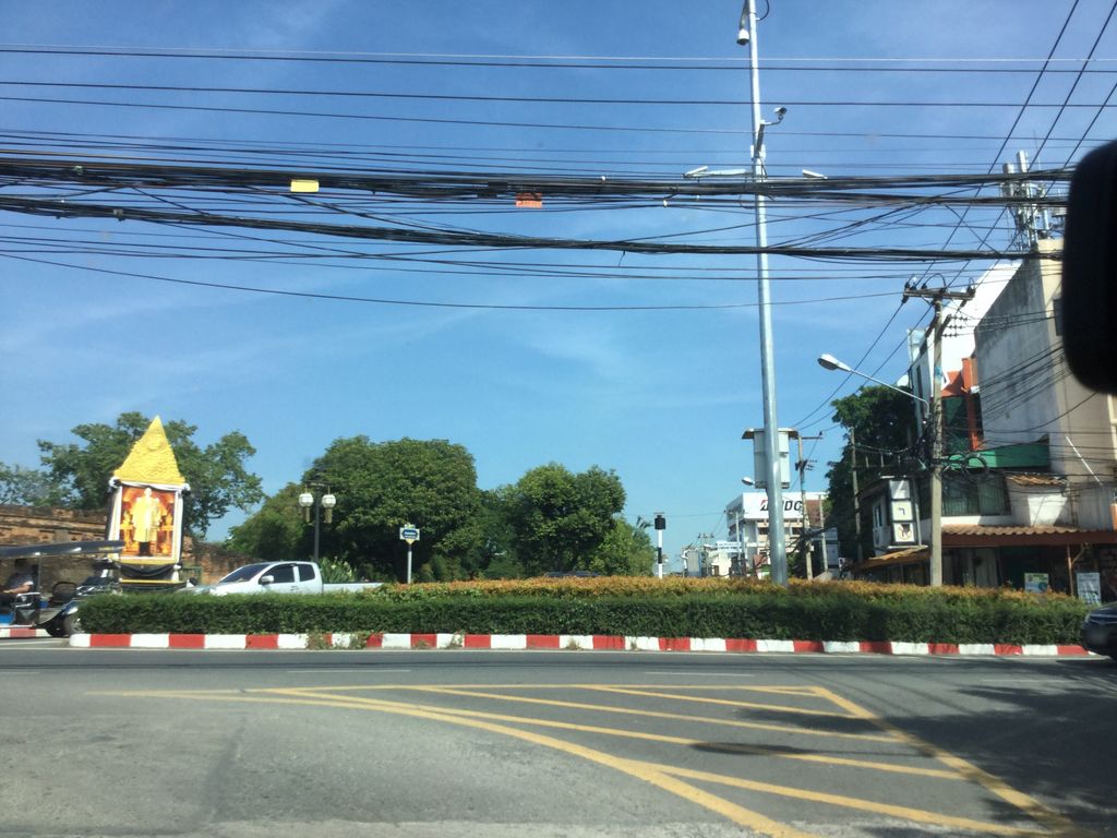 ภาพถนนตรงที่ Lucky Bike Rental ตั้งอยู่ ถ่ายโดย pimpream พ.ศ. 2559 (2016) · A street-level view of where Lucky Bike Rental stands, by pimpream in 2559 (2016)