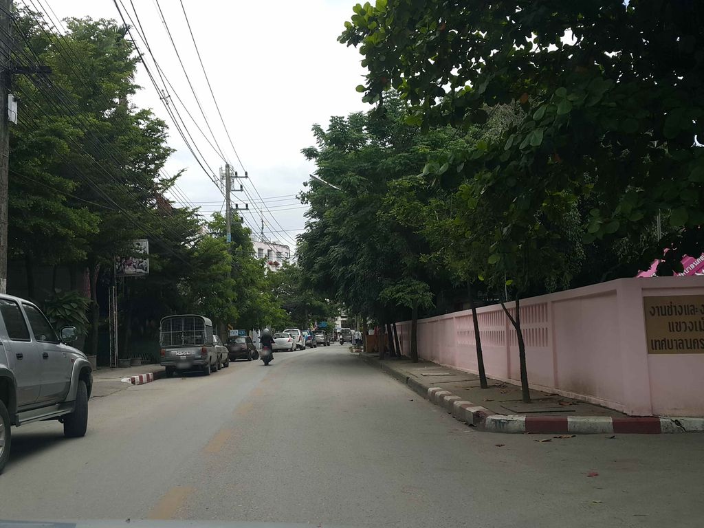 ภาพถนนตรงที่ ลานจอดรถ · ใกล้ประตูเชียงใหม่ 650 ม. ตั้งอยู่ ถ่ายโดย jrcarlsen พ.ศ. 2558 (2015) · A street-level view of where Car park · 650 m from Chiang Mai Gate stands, by jrcarlsen in 2558 (2015)