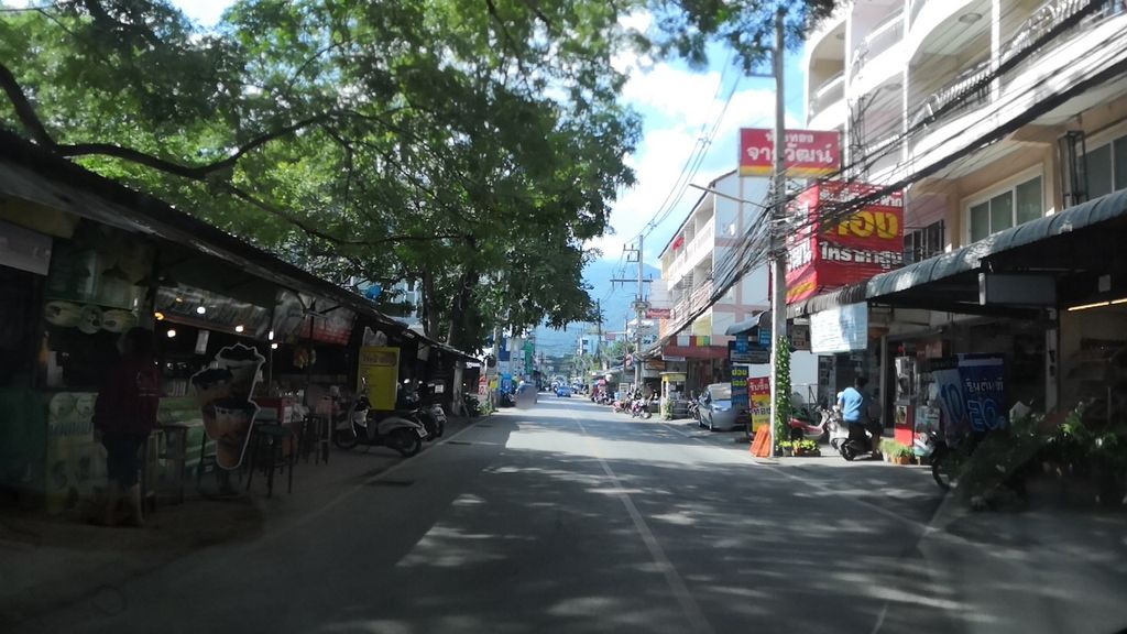 ภาพถนนตรงที่ ที่จอดรถ · นอกเวียง ทางตะวันตกเฉียงเหนือ ห่างคูเมือง 1.9 กม. ตั้งอยู่ ถ่ายโดย charlesano พ.ศ. 2561 (2018) · A street-level view of where Parking · Outside the moat to the north-west, 1.9 km from the water stands, by charlesano in 2561 (2018)
