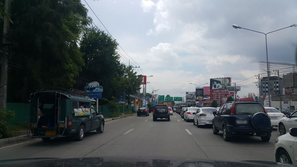 ภาพถนนตรงที่ APX Sport & Lifestyle ตั้งอยู่ ถ่ายโดย jrcarlsen พ.ศ. 2559 (2016) · A street-level view of where APX Sport & Lifestyle stands, by jrcarlsen in 2559 (2016)