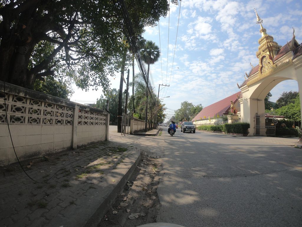 ภาพถนนตรงที่ ที่จอดรถ · นอกเวียง ทางตะวันออกเฉียงเหนือ ห่างคูเมือง 940 ม. ตั้งอยู่ ถ่ายโดย chanuwath_grab พ.ศ. 2562 (2019) · A street-level view of where Parking · Outside the moat to the north-east, 940 m from the water stands, by chanuwath_grab in 2562 (2019)