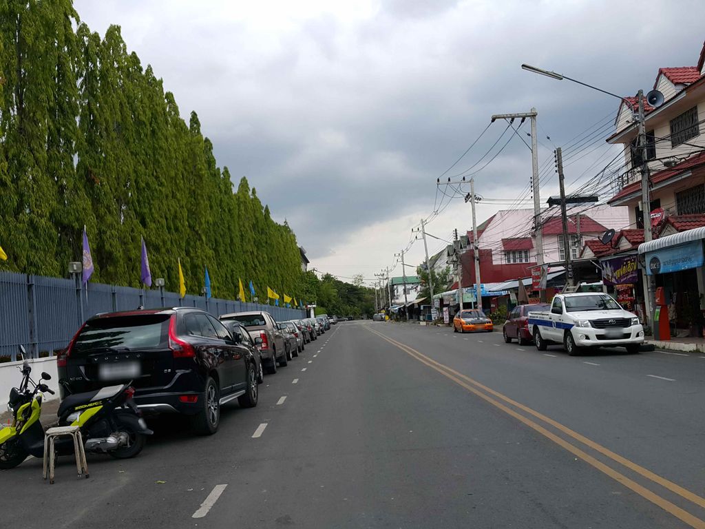 ภาพถนนตรงที่ ที่จอดรถ · ห่างประตูท่าแพ 3.8 กม. ทางตะวันออกเฉียงใต้ ตั้งอยู่ ถ่ายโดย jrcarlsen พ.ศ. 2558 (2015) · A street-level view of where Parking · 3.8 km south-east of Tha Phae Gate stands, by jrcarlsen in 2558 (2015)