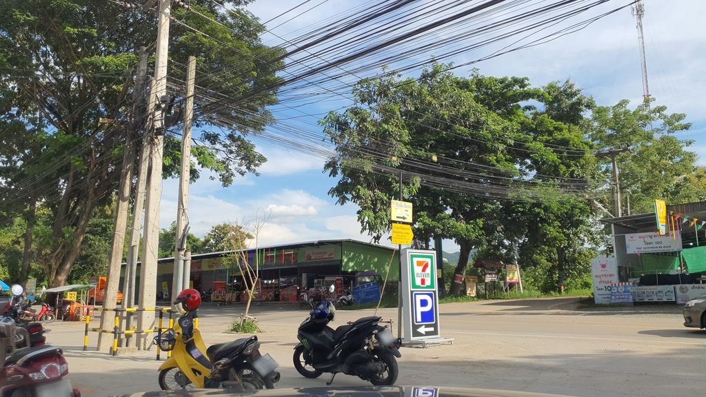 ภาพถนนตรงที่ ที่จอดรถ · ย่านสันกำแพง ตั้งอยู่ ถ่ายโดย jrcarlsen พ.ศ. 2564 (2021) · A street-level view of where Parking · San Kamphaeng stands, by jrcarlsen in 2564 (2021)