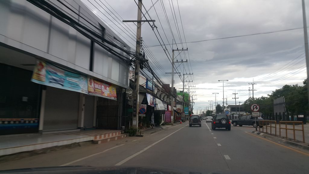 ภาพถนนตรงที่ Honda ตั้งอยู่ ถ่ายโดย jrcarlsen พ.ศ. 2560 (2017) · A street-level view of where Honda stands, by jrcarlsen in 2560 (2017)