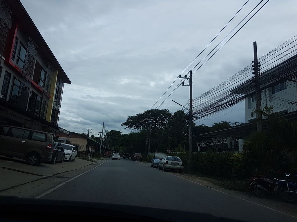 ภาพถนนตรงที่ 19 Optica ตั้งอยู่ ถ่ายโดย ekkarin พ.ศ. 2561 (2018) · A street-level view of where 19 Optica stands, by ekkarin in 2561 (2018)