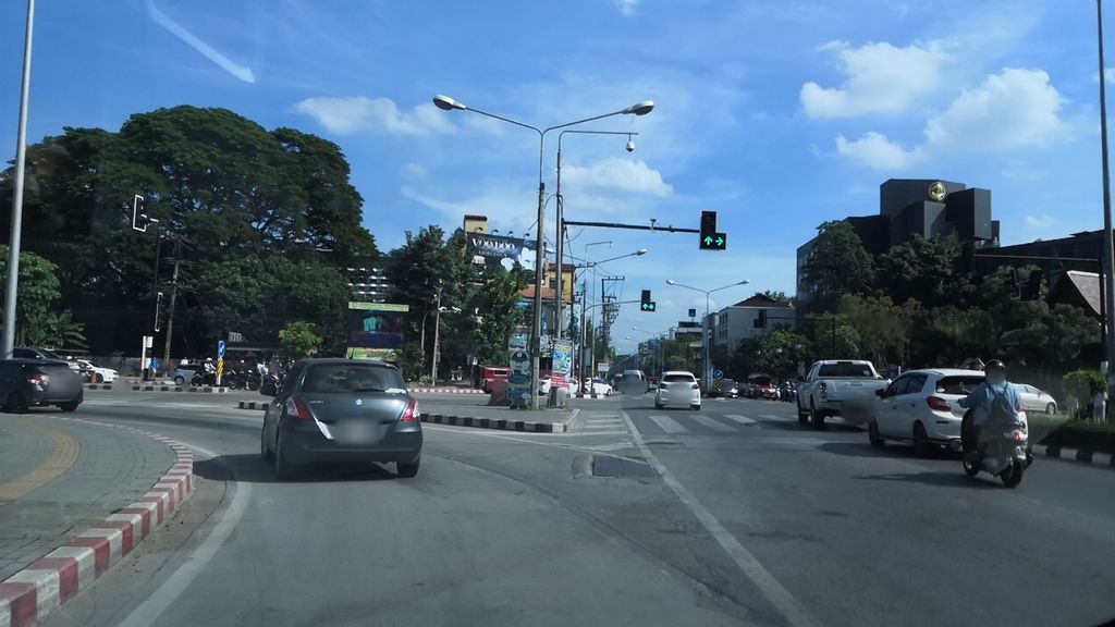 ภาพถนนตรงที่ American Eagle ตั้งอยู่ ถ่ายโดย charlesano พ.ศ. 2561 (2018) · A street-level view of where American Eagle stands, by charlesano in 2561 (2018)