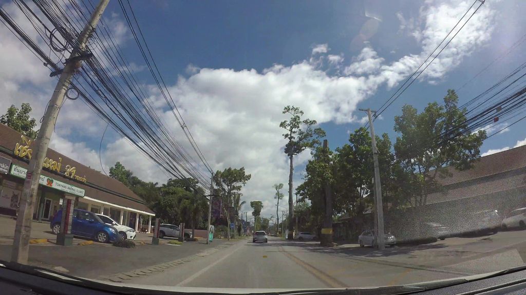 ภาพถนนตรงที่ แว่นท็อปเจริญ ตั้งอยู่ ถ่ายโดย kaart_3 พ.ศ. 2562 (2019) · A street-level view of where Top Charoen Optical stands, by kaart_3 in 2562 (2019)