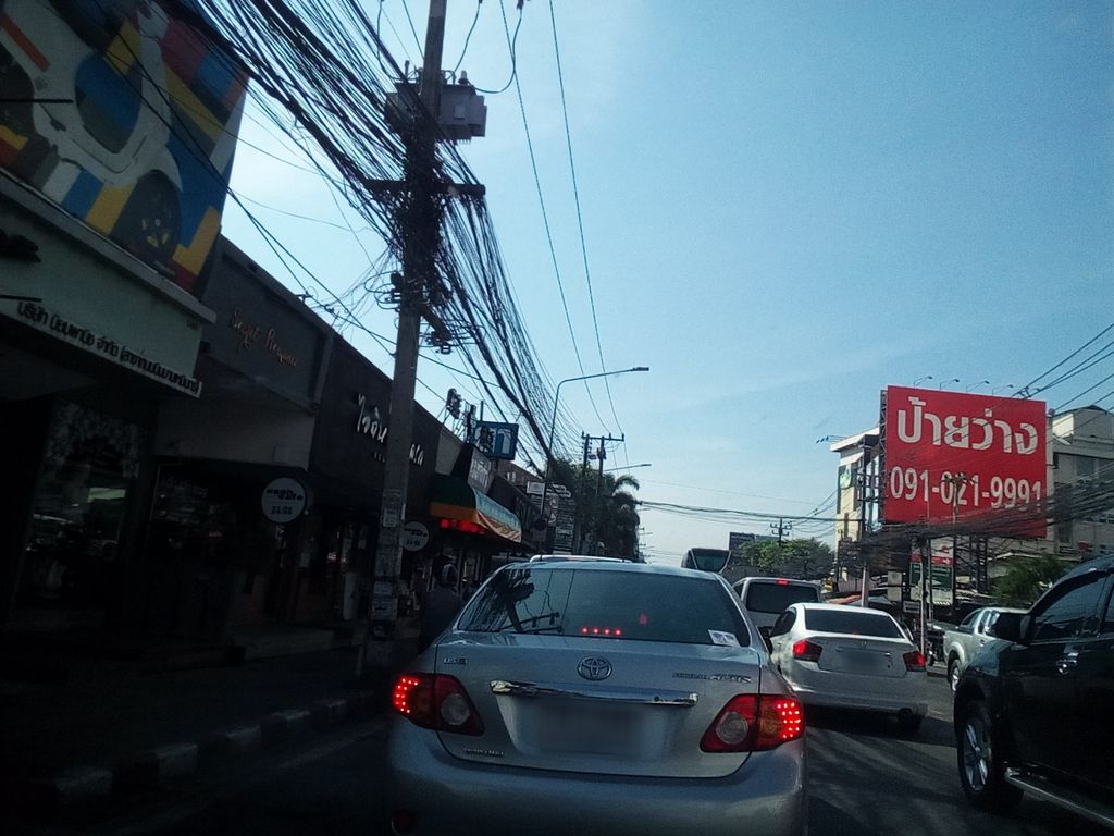 ภาพถนนตรงที่ Top Charoen ตั้งอยู่ ถ่ายโดย kyoko พ.ศ. 2561 (2018) · A street-level view of where Top Charoen stands, by kyoko in 2561 (2018)
