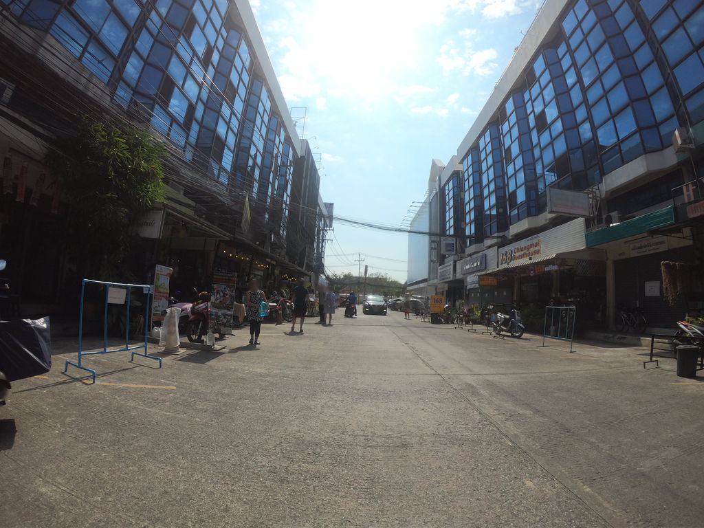 ภาพถนนตรงที่ CityGlide Scooter Rental ตั้งอยู่ ถ่ายโดย chanuwath_grab พ.ศ. 2562 (2019) · A street-level view of where CityGlide Scooter Rental stands, by chanuwath_grab in 2562 (2019)