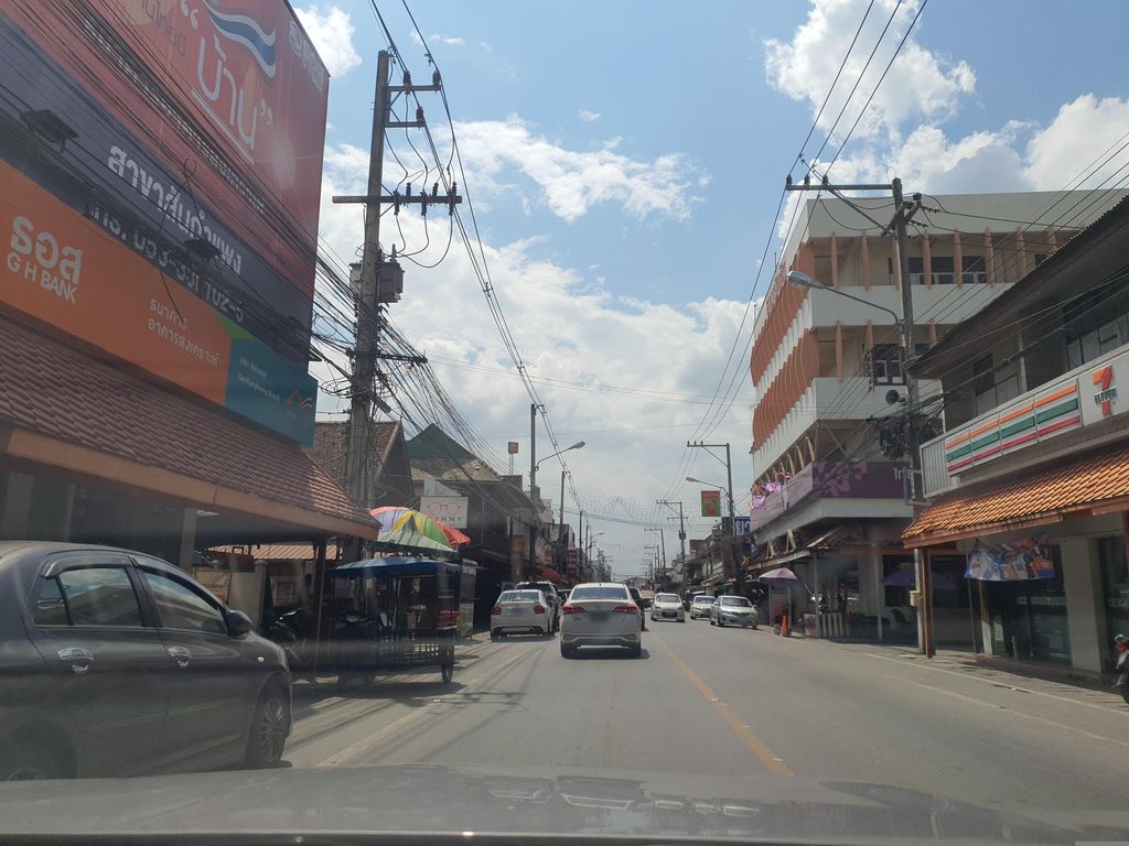 ภาพถนนตรงที่ Beautiful Optic ตั้งอยู่ ถ่ายโดย jrcarlsen พ.ศ. 2566 (2023) · A street-level view of where Beautiful Optic stands, by jrcarlsen in 2566 (2023)