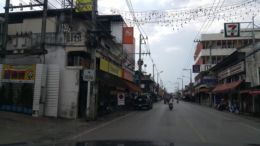 ภาพถนนตรงที่ แว่นท็อปเจริญ ตั้งอยู่ ถ่ายโดย jrcarlsen พ.ศ. 2559 (2016) · A street-level view of where Top Charoen Optical stands, by jrcarlsen in 2559 (2016)