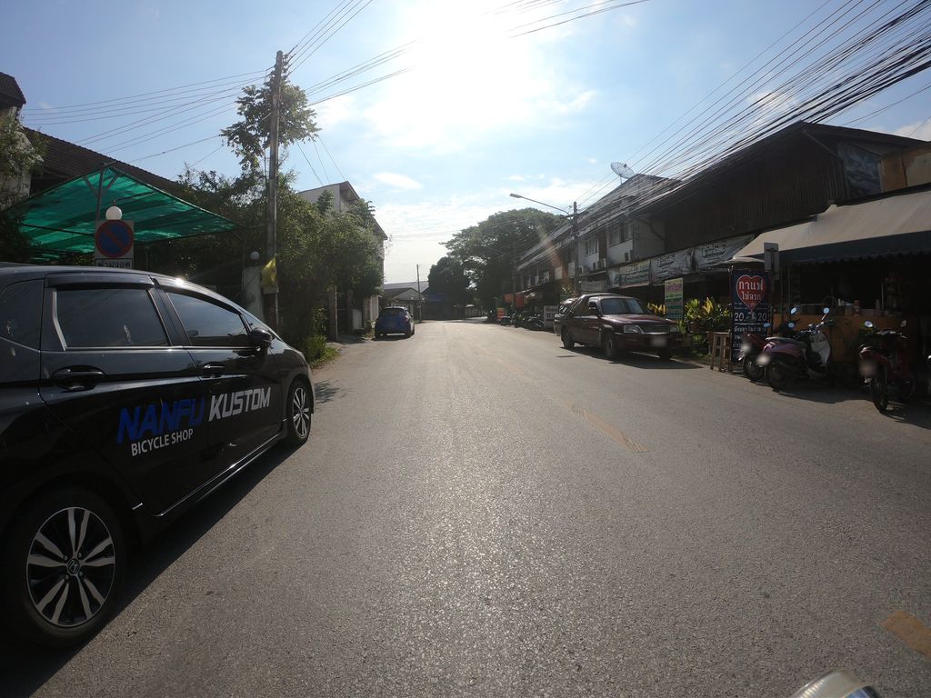 ภาพถนนตรงที่ Lek's Bicycle Parts ตั้งอยู่ ถ่ายโดย chanuwath_grab พ.ศ. 2562 (2019) · A street-level view of where Lek's Bicycle Parts stands, by chanuwath_grab in 2562 (2019)