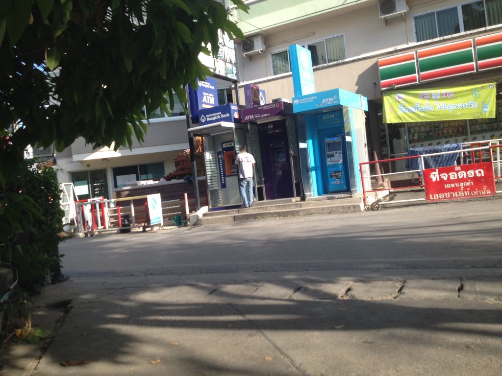 ภาพถนนตรงที่ ที่จอดรถ · นอกเวียง ทางตะวันตก ห่างคูเมือง 2.5 กม. ตั้งอยู่ ถ่ายโดย jimwatana พ.ศ. 2558 (2015) · A street-level view of where Parking · Outside the moat to the west, 2.5 km from the water stands, by jimwatana in 2558 (2015)