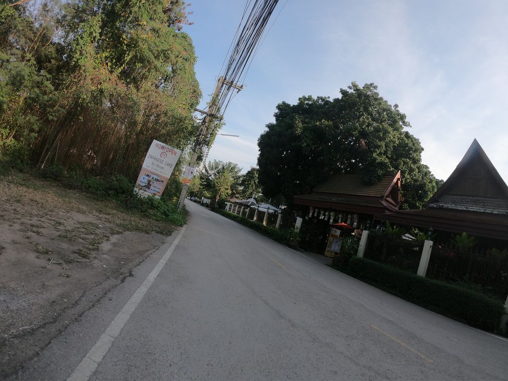 ภาพถนนตรงที่ ที่จอดรถ · ห่างประตูท่าแพ 5.0 กม. ทางตะวันตกเฉียงเหนือ ตั้งอยู่ ถ่ายโดย chanuwath_grab พ.ศ. 2562 (2019) · A street-level view of where Parking · 5.0 km north-west of Tha Phae Gate stands, by chanuwath_grab in 2562 (2019)