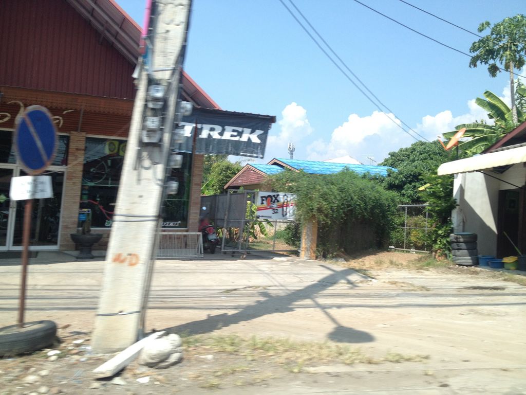 ภาพถนนตรงที่ iBike ตั้งอยู่ ถ่ายโดย jimwatana พ.ศ. 2558 (2015) · A street-level view of where iBike stands, by jimwatana in 2558 (2015)