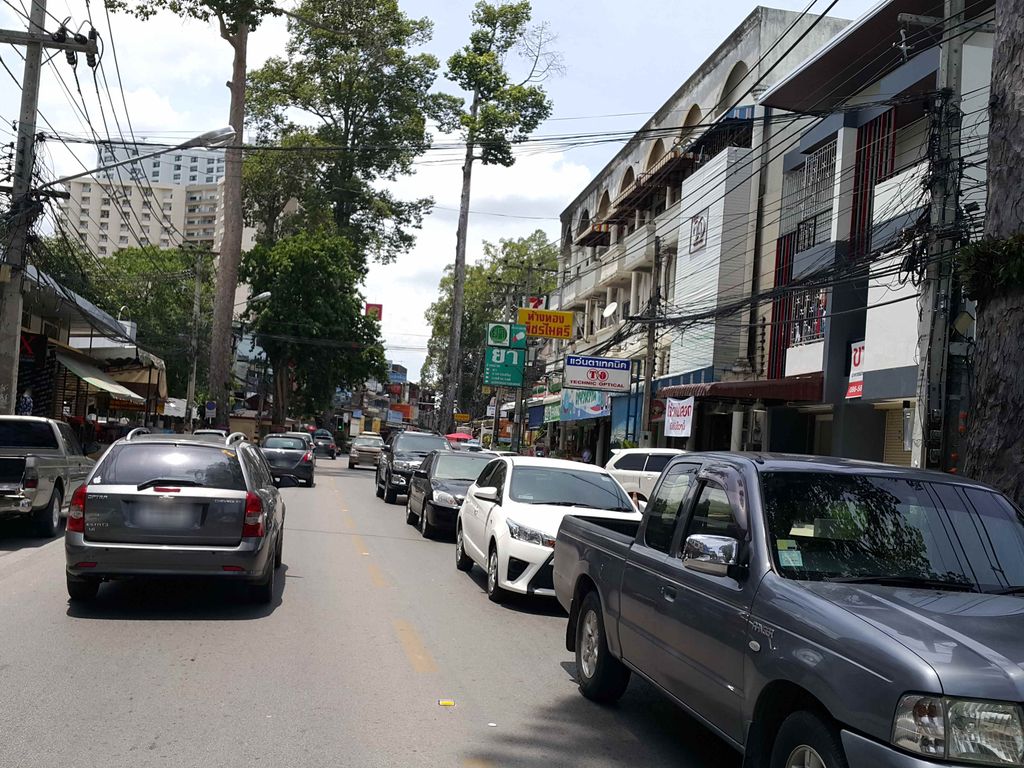 ภาพถนนตรงที่ Top Charoen ตั้งอยู่ ถ่ายโดย jrcarlsen พ.ศ. 2558 (2015) · A street-level view of where Top Charoen stands, by jrcarlsen in 2558 (2015)