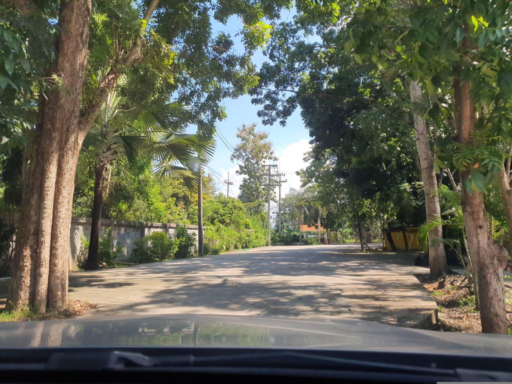 ภาพถนนตรงที่ ที่จอดรถ · ย่านดอยสะเก็ด ตั้งอยู่ ถ่ายโดย jrcarlsen พ.ศ. 2566 (2023) · A street-level view of where Parking · Doi Saket stands, by jrcarlsen in 2566 (2023)