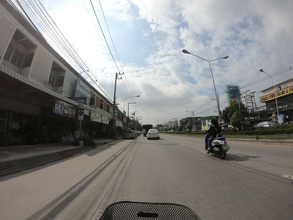 ภาพถนนตรงที่ Chiang Mai Bike Shop ตั้งอยู่ ถ่ายโดย chanuwath_grab พ.ศ. 2562 (2019) · A street-level view of where Chiang Mai Bike Shop stands, by chanuwath_grab in 2562 (2019)
