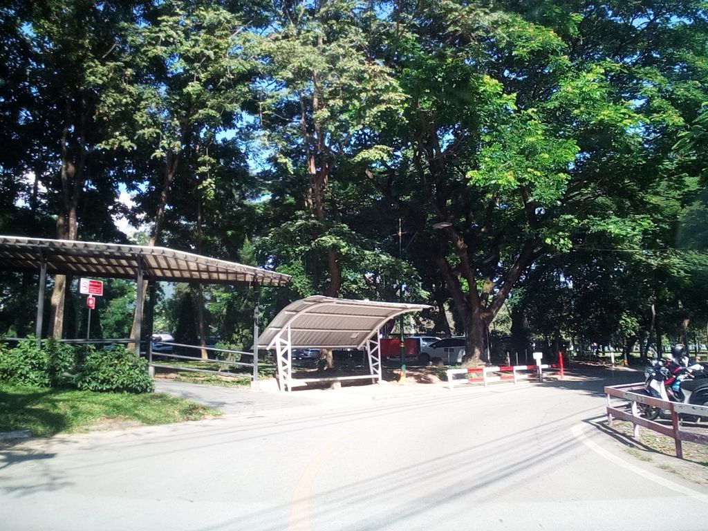 ภาพถนนตรงที่ ที่จอดรถ · นอกเวียง ทางตะวันตก ห่างคูเมือง 2.3 กม. ตั้งอยู่ ถ่ายโดย kyoko พ.ศ. 2561 (2018) · A street-level view of where Parking · Outside the moat to the west, 2.3 km from the water stands, by kyoko in 2561 (2018)