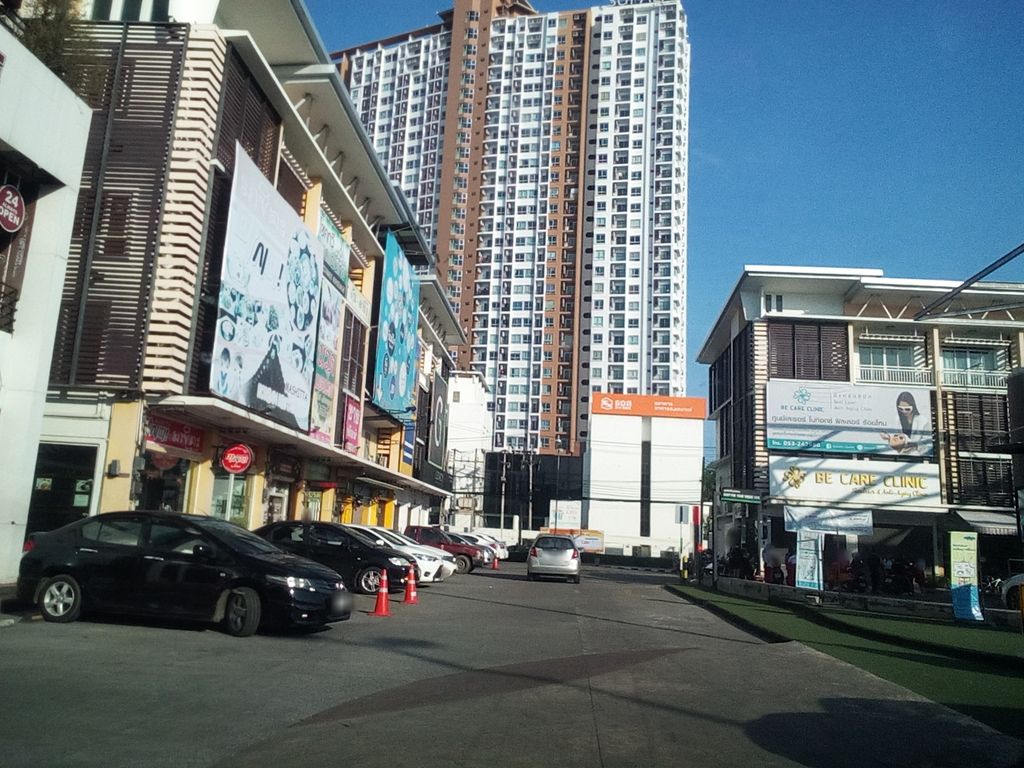ภาพถนนตรงที่ ที่จอดรถใต้ดิน · ห่างสถานีขนส่งอาเขต 210 ม. ไปทางตะวันออก ตั้งอยู่ ถ่ายโดย kyoko พ.ศ. 2561 (2018) · A street-level view of where Underground car park · 210 m east of Arcade Bus Terminal stands, by kyoko in 2561 (2018)