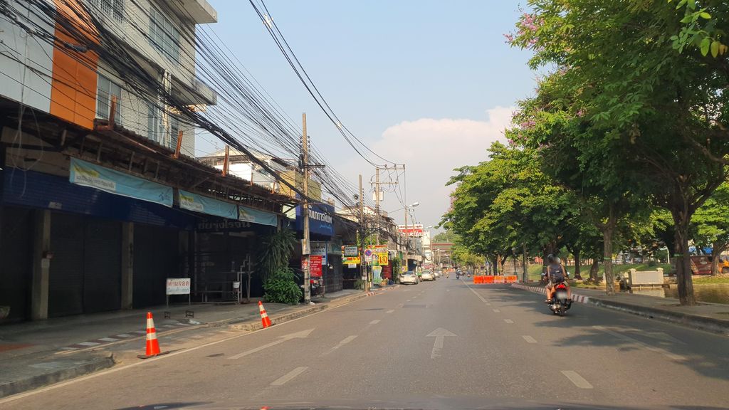 ภาพถนนตรงที่ Army Stores ตั้งอยู่ ถ่ายโดย jrcarlsen พ.ศ. 2565 (2022) · A street-level view of where Army Stores stands, by jrcarlsen in 2565 (2022)