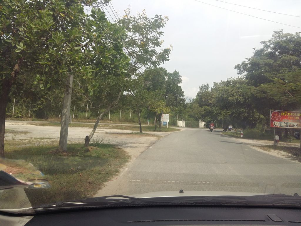 ภาพถนนตรงที่ ที่จอดรถ · ย่านแม่ริม ตั้งอยู่ ถ่ายโดย noochjaree พ.ศ. 2561 (2018) · A street-level view of where Parking · Mae Rim stands, by noochjaree in 2561 (2018)