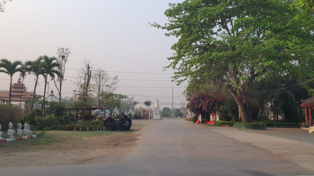ภาพถนนตรงที่ ที่จอดรถ · ย่านสารภี ตั้งอยู่ ถ่ายโดย jrcarlsen พ.ศ. 2566 (2023) · A street-level view of where Parking · Saraphi stands, by jrcarlsen in 2566 (2023)