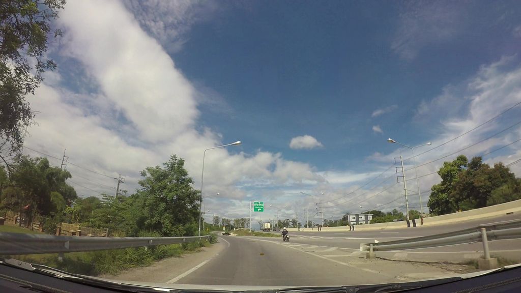 ภาพถนนตรงที่ ที่จอดรถ · ย่านสันกำแพง ตั้งอยู่ ถ่ายโดย kaart_3 พ.ศ. 2562 (2019) · A street-level view of where Parking · San Kamphaeng stands, by kaart_3 in 2562 (2019)