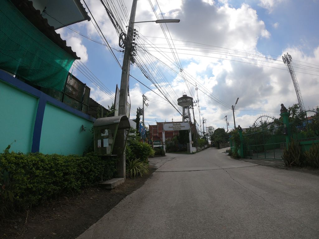 ภาพถนนตรงที่ โรงเรียนบ้านหลักปัน ตั้งอยู่ ถ่ายโดย chanuwath_grab พ.ศ. 2562 (2019) · A street-level view of where Lak Pan School stands, by chanuwath_grab in 2562 (2019)