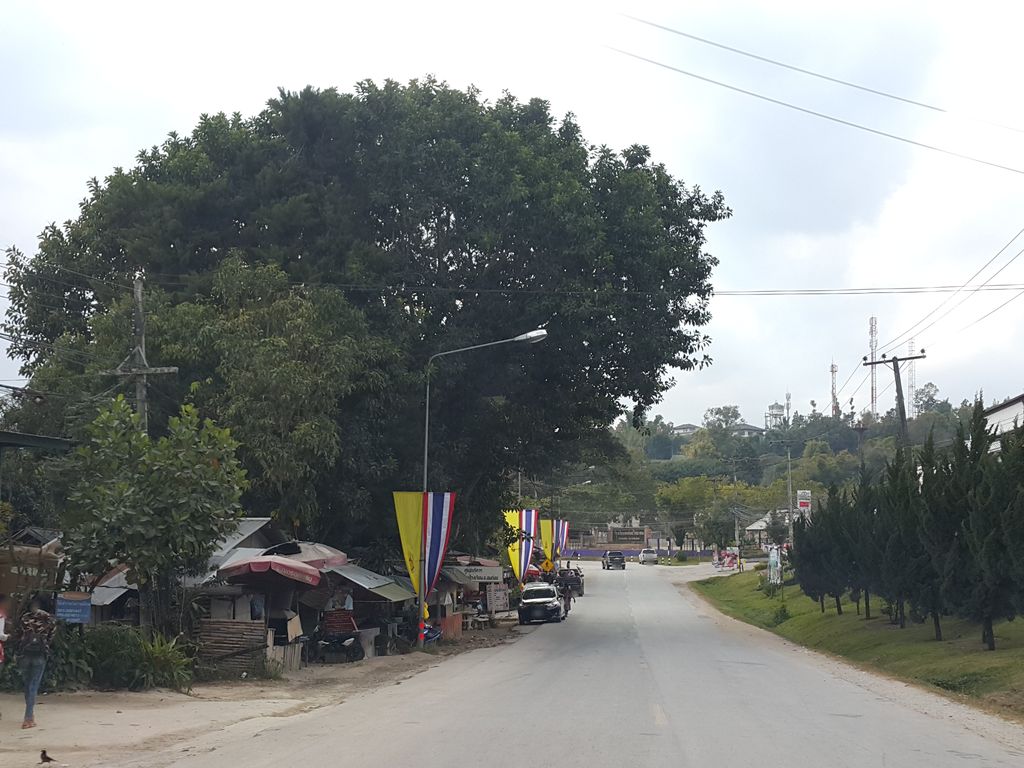 ภาพถนนตรงที่ ร้านเสื้อผ้าบัวขาว ตั้งอยู่ ถ่ายโดย jrcarlsen พ.ศ. 2558 (2015) · A street-level view of where ร้านเสื้อผ้าบัวขาว · Ran Sueapha Buakhao stands, by jrcarlsen in 2558 (2015)