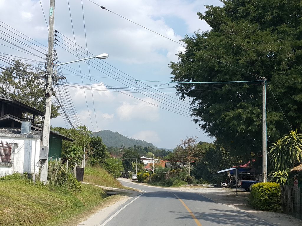 ภาพถนนตรงที่ ร้านน้ำดื่มปิยะ ตั้งอยู่ ถ่ายโดย jrcarlsen พ.ศ. 2558 (2015) · A street-level view of where Namduem Pi Ya Shop stands, by jrcarlsen in 2558 (2015)