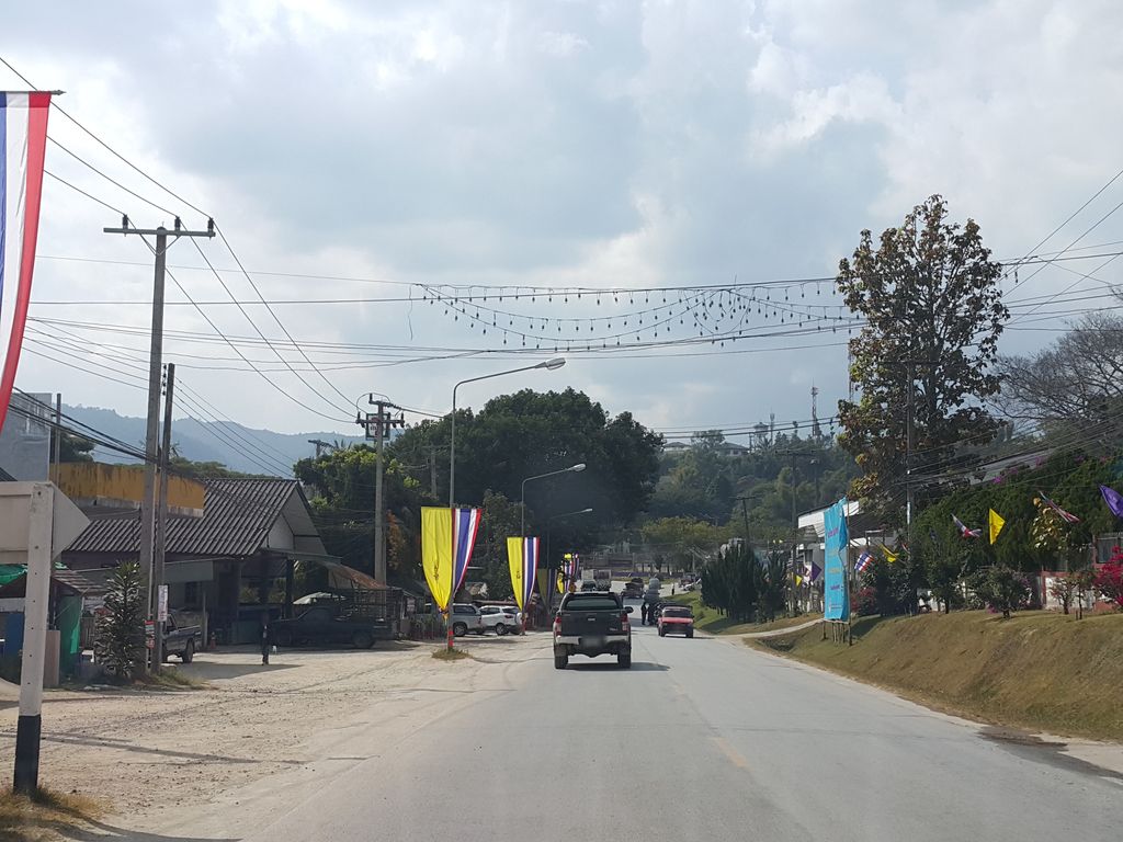 ภาพถนนตรงที่ แสนทองสปอร์ต ตั้งอยู่ ถ่ายโดย jrcarlsen พ.ศ. 2558 (2015) · A street-level view of where แสนทองสปอร์ต · Saenthongsapot stands, by jrcarlsen in 2558 (2015)