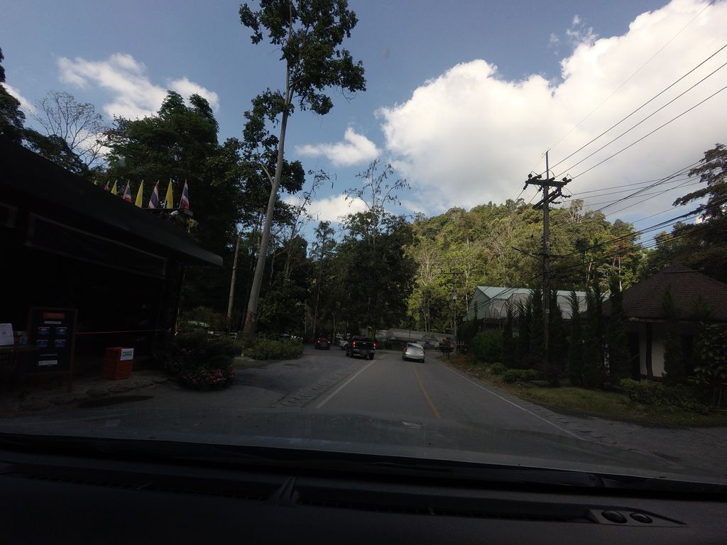 ภาพถนนตรงที่ ที่จอดรถ · ย่านแม่ออน-สันกำแพงรอบนอก ตั้งอยู่ ถ่ายโดย mishari พ.ศ. 2563 (2020) · A street-level view of where Parking · Mae On stands, by mishari in 2563 (2020)