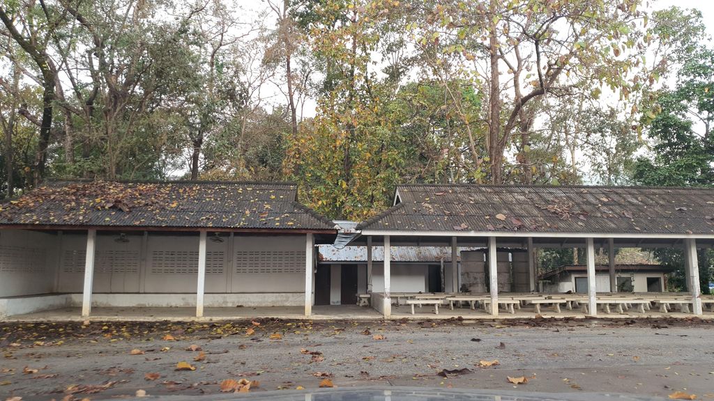 ภาพถนนตรงที่ สุสาน สุคติ สันลมจอย ตั้งอยู่ ถ่ายโดย jrcarlsen พ.ศ. 2565 (2022) · A street-level view of where San Lom Choi Crematorium stands, by jrcarlsen in 2565 (2022)
