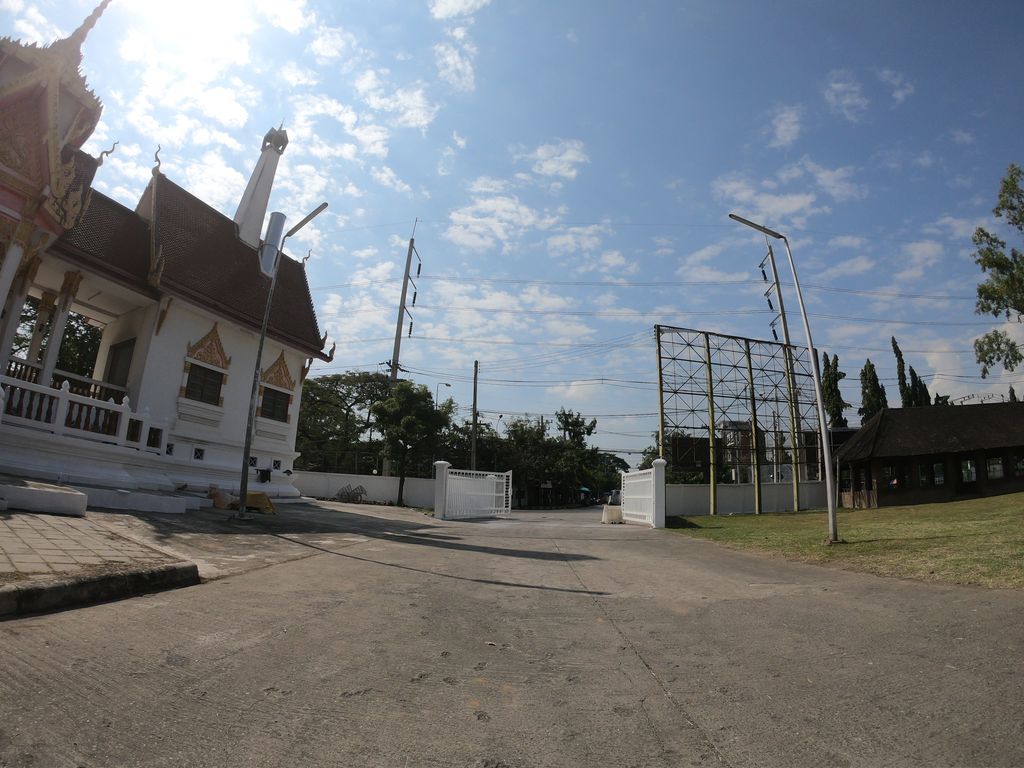 ภาพถนนตรงที่ สุสานสันกู่เหล็ก ตั้งอยู่ ถ่ายโดย chanuwath_grab พ.ศ. 2562 (2019) · A street-level view of where สุสานสันกู่เหล็ก · Susan San Ku Lek stands, by chanuwath_grab in 2562 (2019)