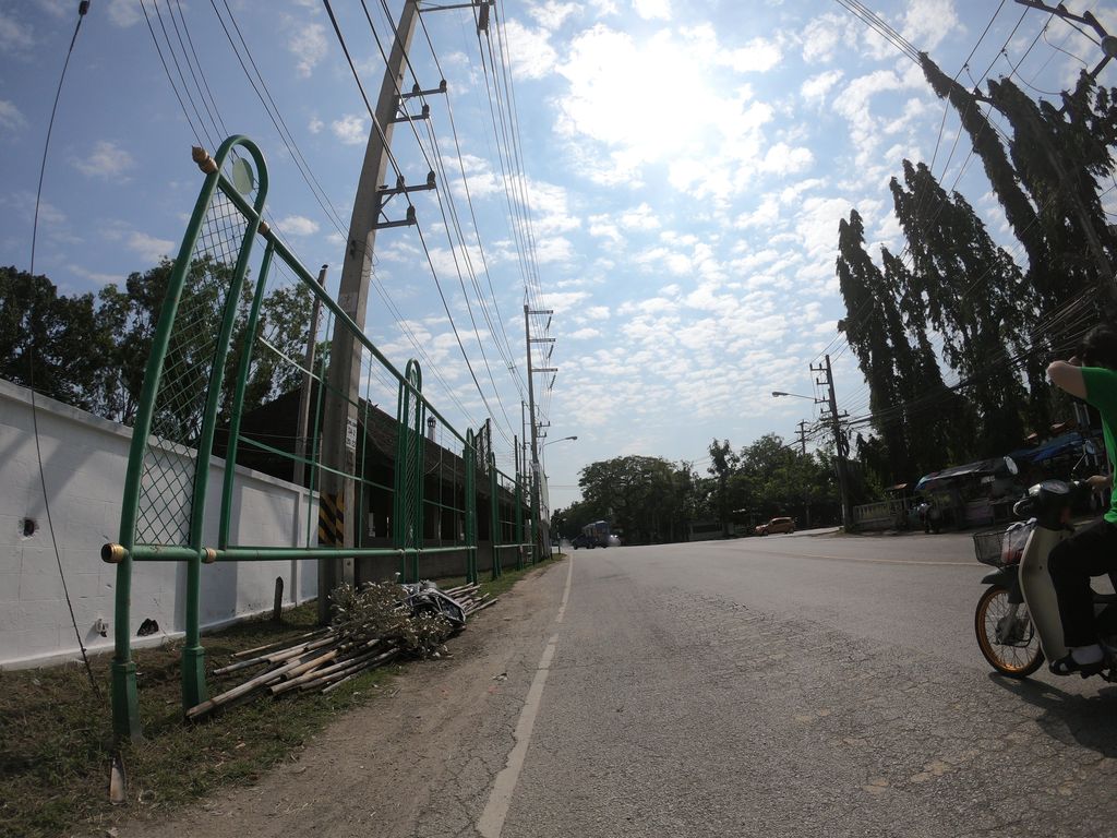 ภาพถนนตรงที่ สุสานสันกู่เหล็ก ตั้งอยู่ ถ่ายโดย chanuwath_grab พ.ศ. 2562 (2019) · A street-level view of where สุสานสันกู่เหล็ก · Susan San Ku Lek stands, by chanuwath_grab in 2562 (2019)