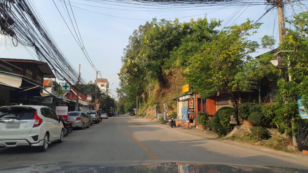 ภาพถนนตรงที่ Textile House ตั้งอยู่ ถ่ายโดย jrcarlsen พ.ศ. 2564 (2021) · A street-level view of where Textile House stands, by jrcarlsen in 2564 (2021)