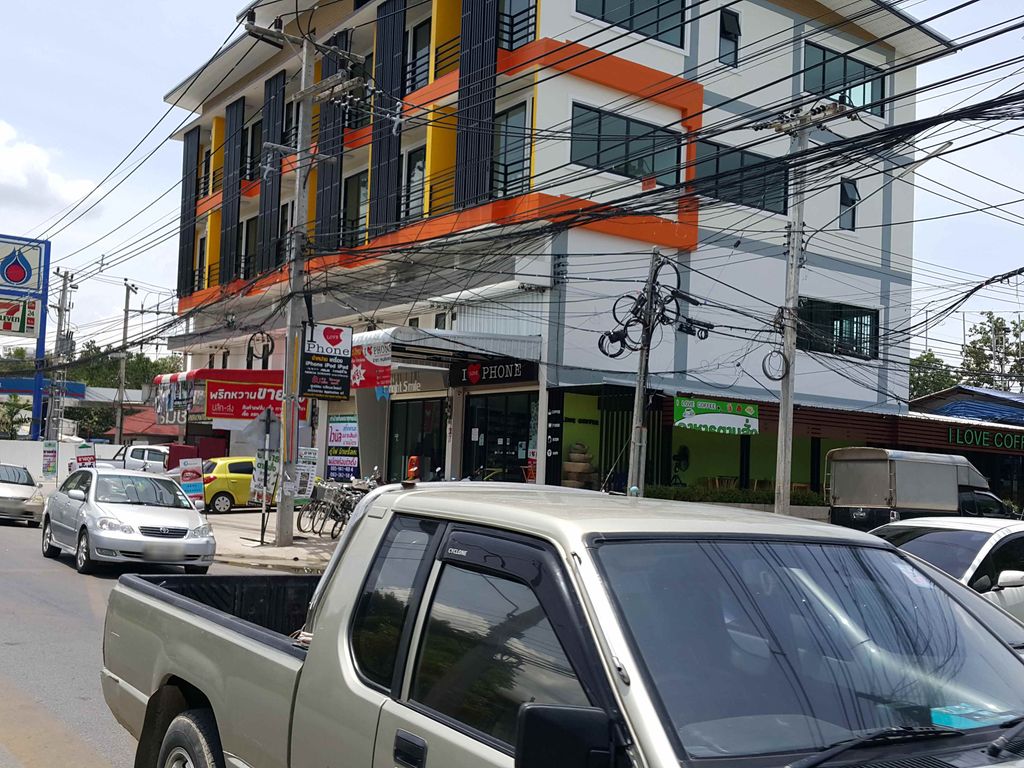 ภาพถนนตรงที่ ศูนย์ทันตสาธารณสุขระหว่างประเทศ ตั้งอยู่ ถ่ายโดย jrcarlsen พ.ศ. 2558 (2015) · A street-level view of where Intercountry Centre for Oral Health stands, by jrcarlsen in 2558 (2015)