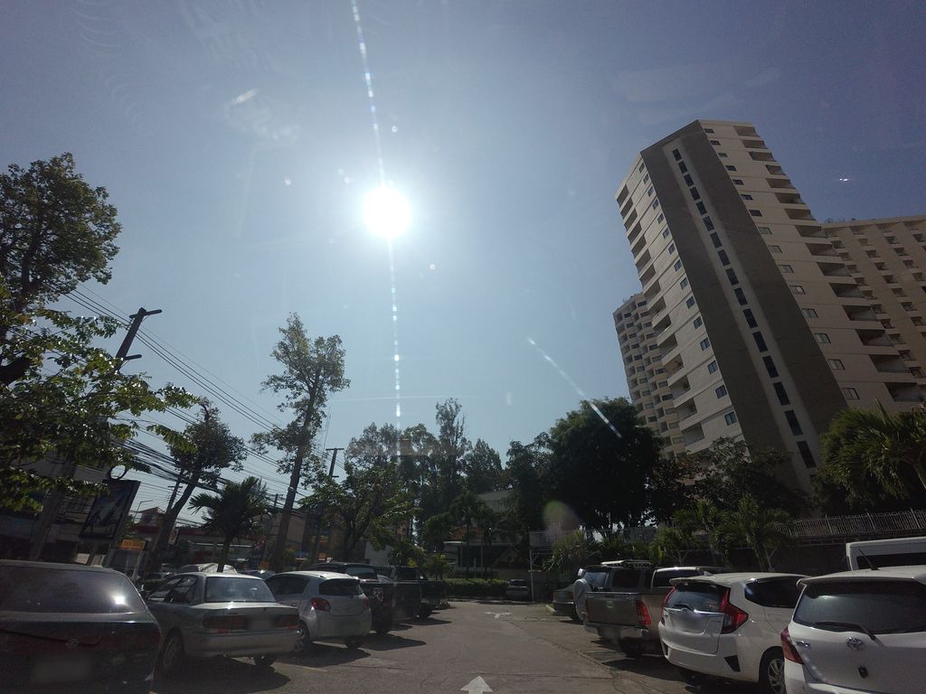 ภาพถนนตรงที่ ลานจอดรถ · นอกเวียง ทางตะวันออกเฉียงใต้ ห่างคูเมือง 2.2 กม. ตั้งอยู่ ถ่ายโดย mishari พ.ศ. 2559 (2016) · A street-level view of where Car park · Outside the moat to the south-east, 2.2 km from the water stands, by mishari in 2559 (2016)