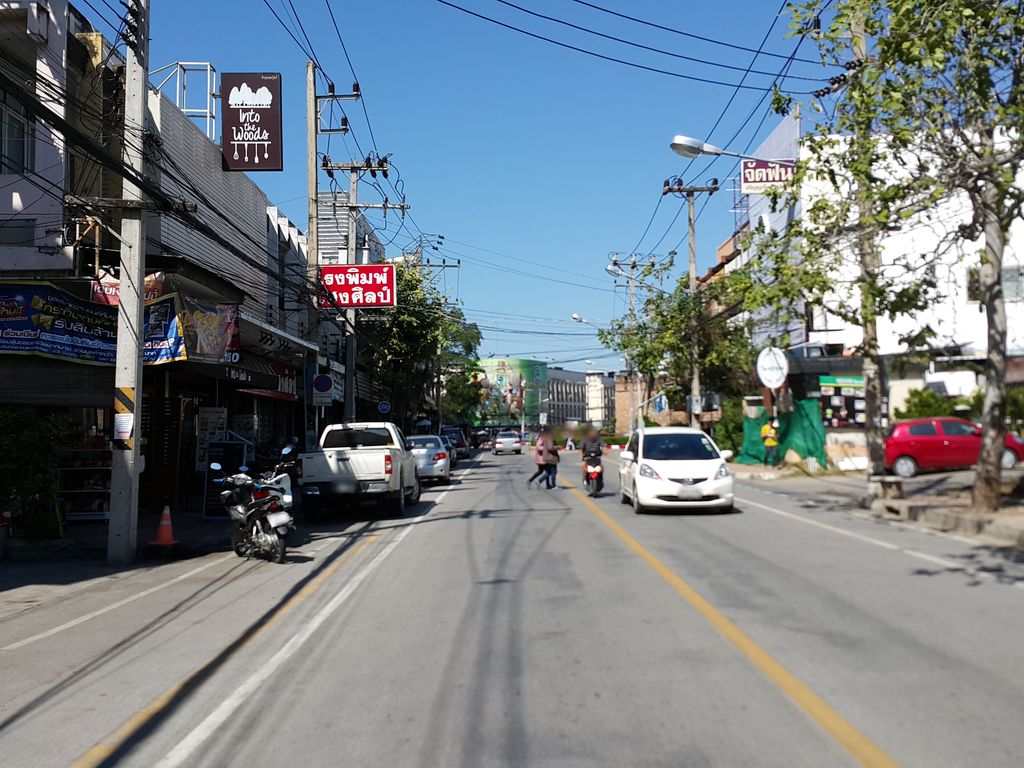 ภาพถนนตรงที่ ลานจอดรถ · ใกล้ประตูช้างเผือก 110 ม. ตั้งอยู่ ถ่ายโดย jrcarlsen พ.ศ. 2558 (2015) · A street-level view of where Car park · 110 m from Chang Phueak Gate stands, by jrcarlsen in 2558 (2015)