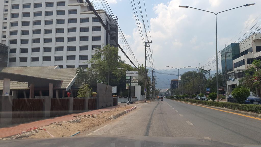 ภาพถนนตรงที่ Arm Bikes ตั้งอยู่ ถ่ายโดย jrcarlsen พ.ศ. 2566 (2023) · A street-level view of where Arm Bikes stands, by jrcarlsen in 2566 (2023)
