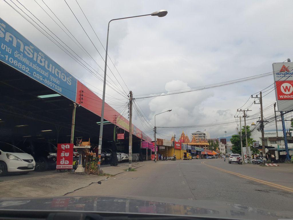ภาพถนนตรงที่ ลานจอดรถ · ใกล้ประตูช้างเผือก 760 ม. ตั้งอยู่ ถ่ายโดย jrcarlsen พ.ศ. 2566 (2023) · A street-level view of where Car park · 760 m from Chang Phueak Gate stands, by jrcarlsen in 2566 (2023)