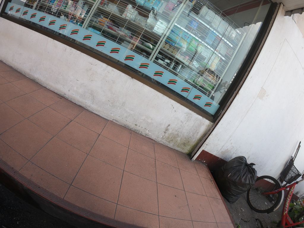 ภาพถนนตรงที่ Velocity ตั้งอยู่ ถ่ายโดย chanuwath_grab พ.ศ. 2562 (2019) · A street-level view of where Velocity stands, by chanuwath_grab in 2562 (2019)