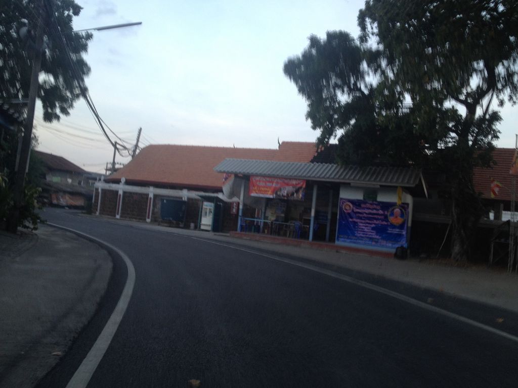 ภาพถนนตรงที่ ลานจอดรถวัดตำหนัก ตั้งอยู่ ถ่ายโดย jimwatana พ.ศ. 2558 (2015) · A street-level view of where ลานจอดรถวัดตำหนัก · Lan Chot Rot Wat Tamnak stands, by jimwatana in 2558 (2015)