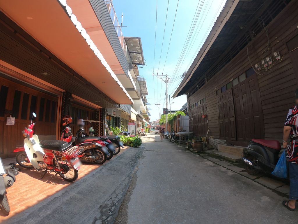 ภาพถนนตรงที่ ZeroMet, The World of Helmet ตั้งอยู่ ถ่ายโดย chanuwath_grab พ.ศ. 2562 (2019) · A street-level view of where ZeroMet, The World of Helmet stands, by chanuwath_grab in 2562 (2019)